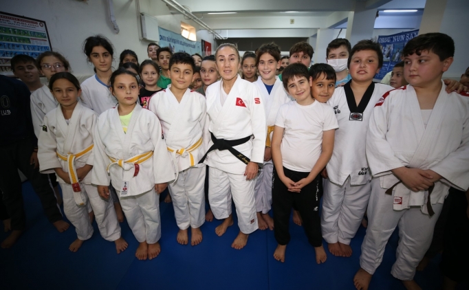 Olimpiyatlarda tarihe ge�en H�lya �enyurt, gelece�in �ampiyonlar�n� yeti�tiriyor