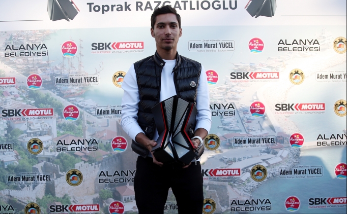 Toprak Razgatl�o�lu'na Alanya'da co�kulu kar��lama