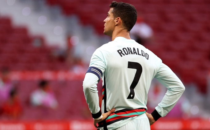 Cristiano Ronaldo, Juventus ile 1 y�l daha imzal�yor.