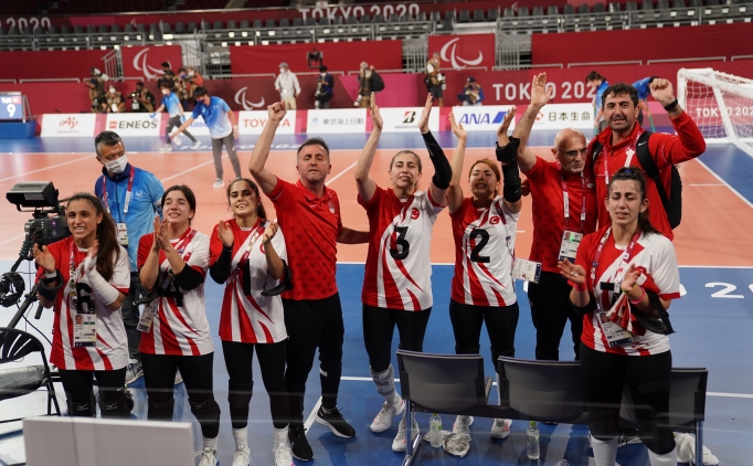 Kader Çelik, memleketi Ağrı'da çiçeklerle karşılandı