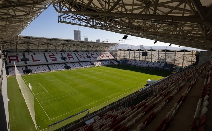 Alsancak Mustafa Denizli Stadyumu'nda ilk ma� heyecan�