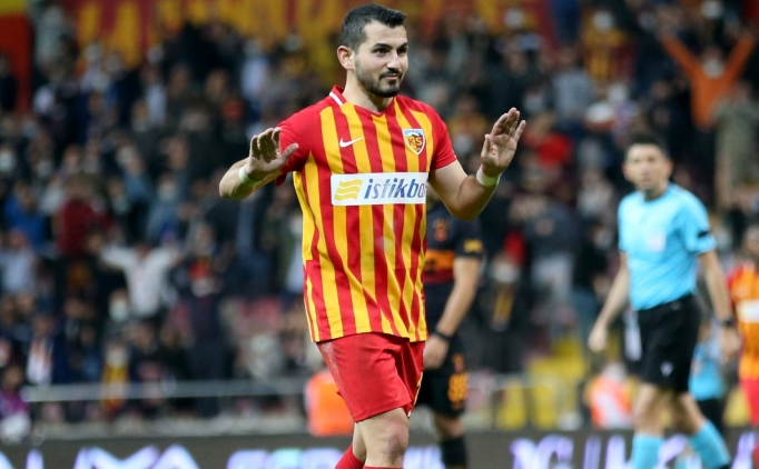 Emrah Ba�san: 'Gol att���m i�in �ok mutluyum'