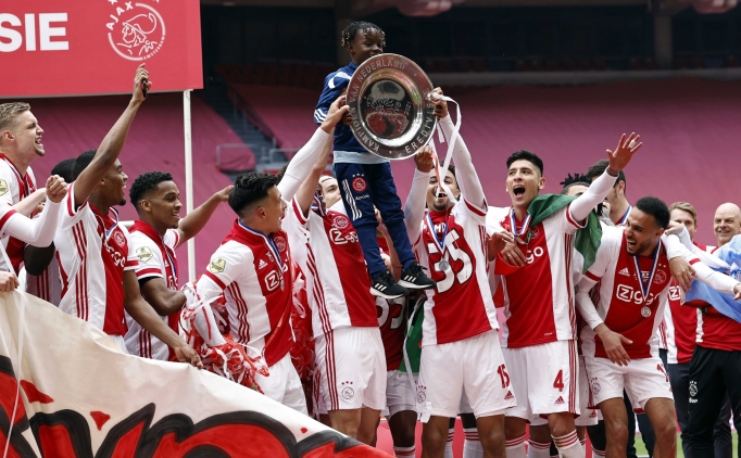 Ajax ampiyonluk kupasn eritti, yldz eklinde taraftarna gnderdi