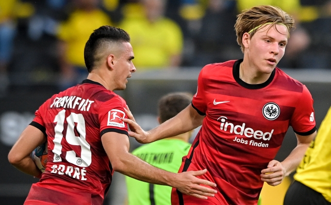 Eintracht Frankfurt, 2 puan 3 dakika kala brakt