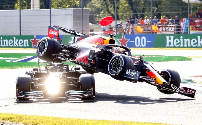 F1'de srad kaza: Verstappen, Hamilton'n stne kt!