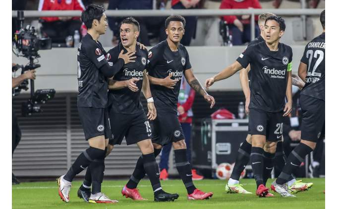 Frankfurt, Olympiakos deplasmanında son dakikada güldü!