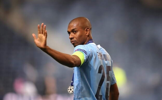 Fernandinho bir sezon daha Manchester City'de