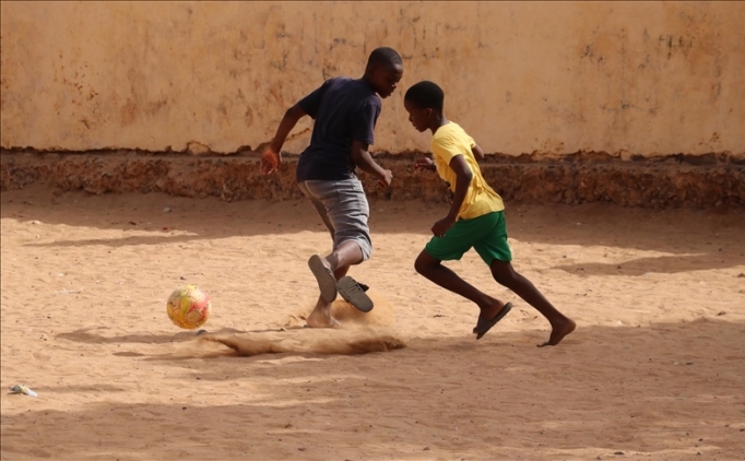 Kara Kta'nn futbol a ocuklar