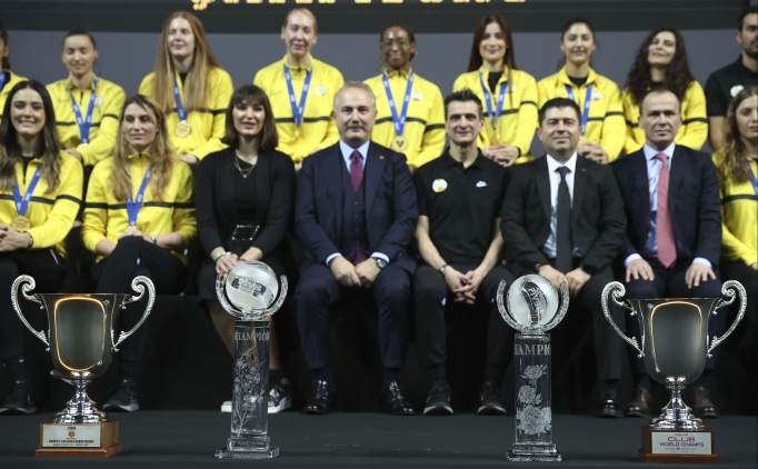 Dnya ampiyonu VakfBank, basn mensuplaryla bulutu