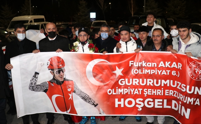 Furkan Akar'a co�kulu kar��lama