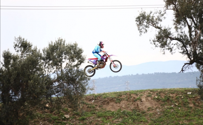 Motosiklette kad�n damgas�