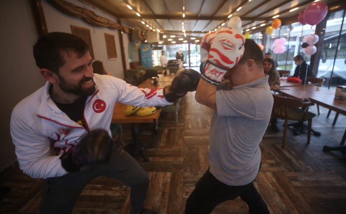 Down sendromlu gen�ler sporcularla boks yapt�