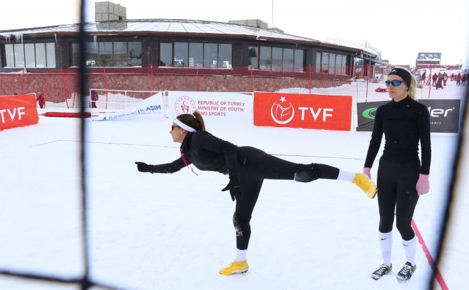 Antalya plajlar�nda antrenman yap�p, karl� da�larda m�cadele ediyorlar