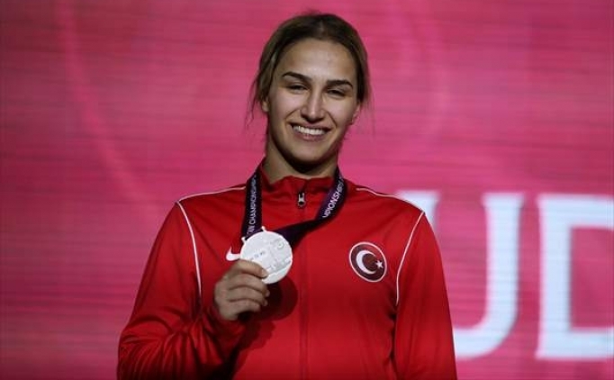 Buse Tosun'dan Akdeniz'de g�m�� madalya