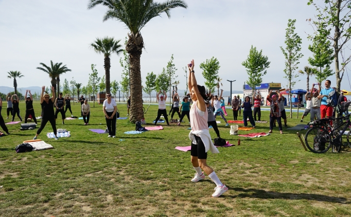 Bal�kesir'de her sabah 250 ki�i antren�rlerle sahilde spor yap�yor