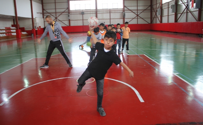 'Hentbol nedir?' sorusuna cevab�yla ma� s�z� ald�