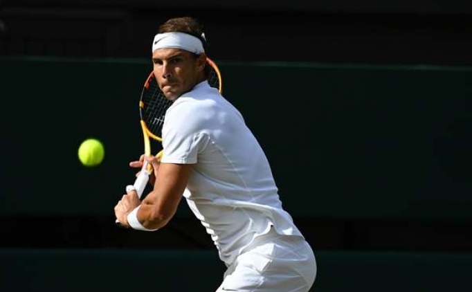 Wimbledon'da Nadal turlad, Tsitsipas elendi