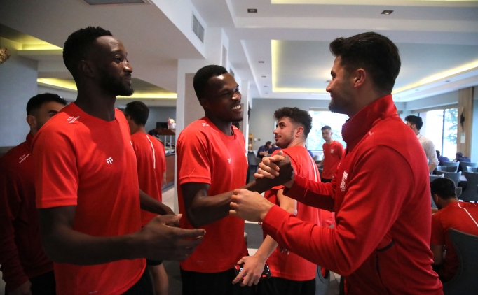 Sivasspor'da Ali �a�al Vural'a s�rpriz do�um g�n� kutlamas�