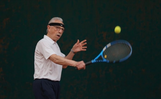 80 yandaki tenisi, azmiyle genlere rnek oluyor