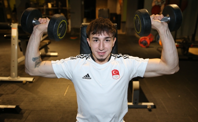 D�nya �ampiyonu halterci g�z�n� olimpiyatlara dikti