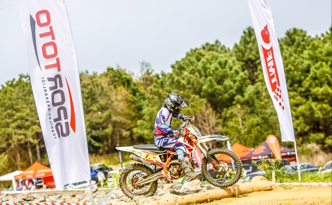 Sper Enduro ampiyonas'nn ilk ayanda birincilik Memnun'un