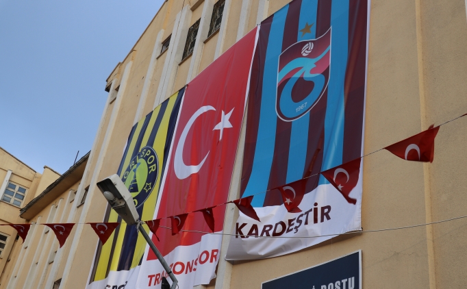 Ağrı Belediyesine Trabzonspor ve Türk bayrakları asıldı