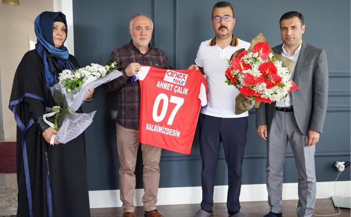 Ahmet alk'n annesine 'Anneler Gn' ziyareti