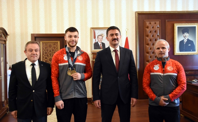 �ampiyon halterciden Vali Tekb�y�ko�lu'na ziyaret