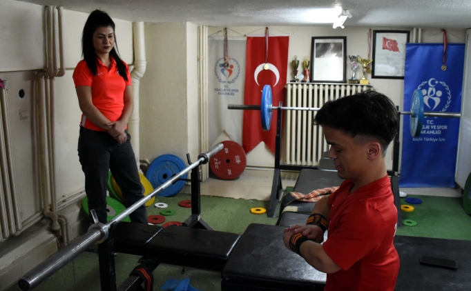 Bedensel engelli milli haltercinin hedefi Avrupa �ampiyonlu�u