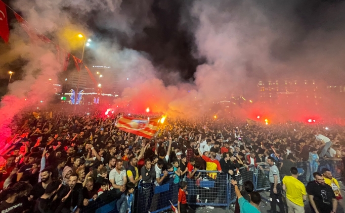 Taraftarlar kupa maçını kent meydanlarında izledi!