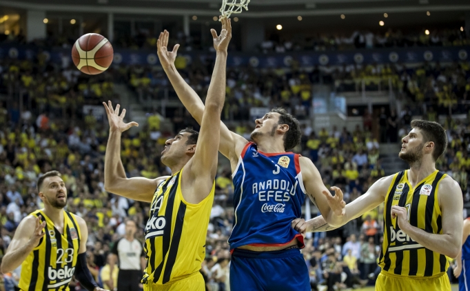 Fenerbahçe şampiyonluk, Anadolu Efes seriyi sürdürmek için sahada!