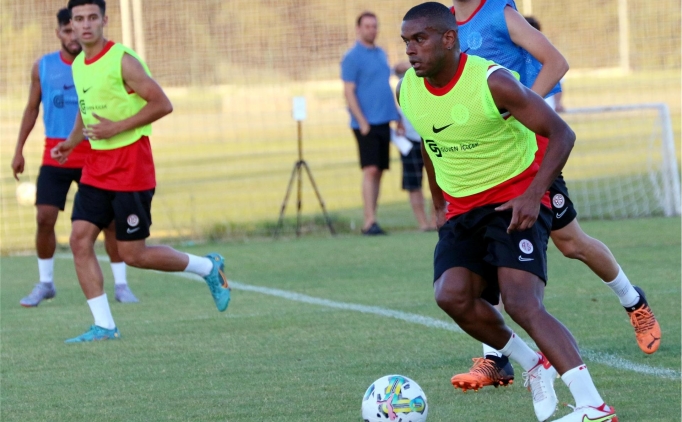 Fernando ve Boffin yeni anlaşmadan sonra idmanda