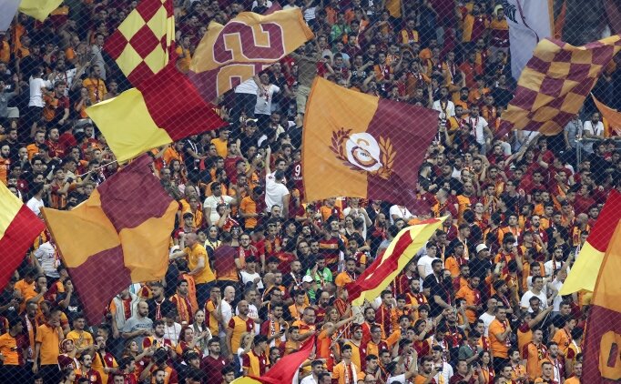 Galatasarayl� taraftarlar, tak�m�n� yaln�z b�rakmad�