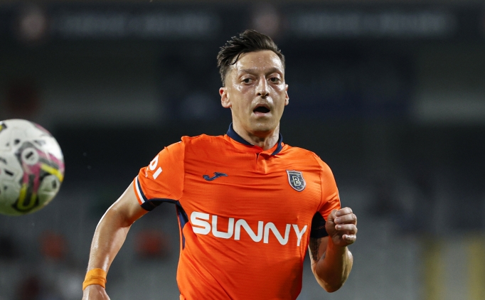 Mesut �zil, Ba�ak�ehir'de ilk kez sahaya ��kt�