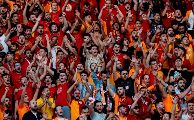 Galatasaray'� seyircisi yaln�z b�rakmad�