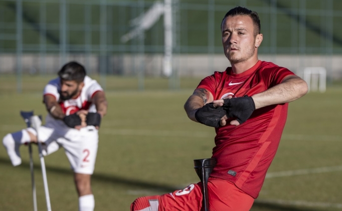 Ampute milli futbolcu Kemal G�le�, kupay� ellerinde istiyor