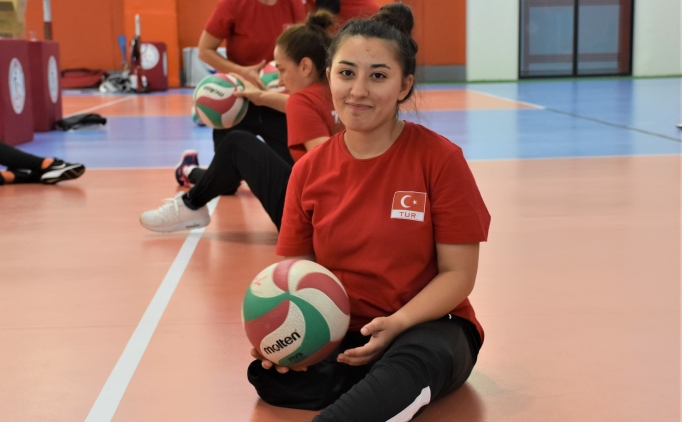 Baca kesilen Bengisu Voleybol Milli Takm'nn baars iin ter dkyor