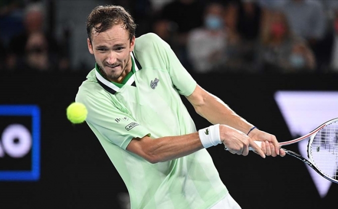 Medvedev, iki ay kortlardan uzak kalacak