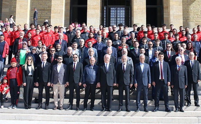 Gen�lerbirli�i'nden An�tkabir'e ziyaret