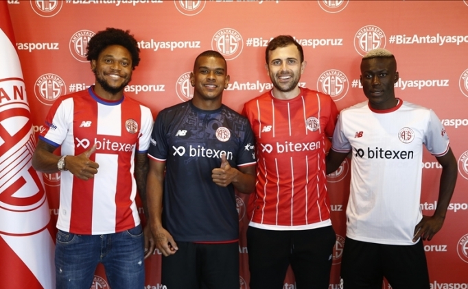 Antalyaspor'da 4 yeni transfer iin imza treni 