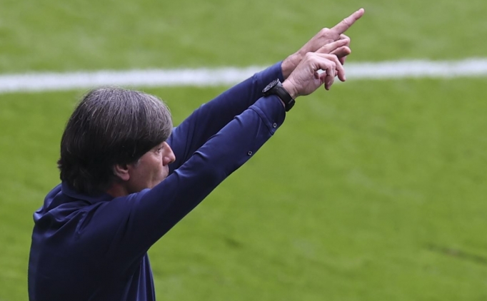 Joachim L�w halen kul�p be�enmiyor!