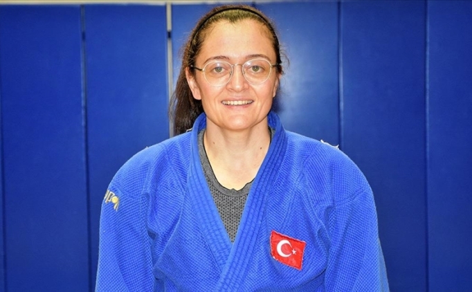 G�rme engelli judocu Raziye Ulu�am, Paris'te k�rs�ye ��kmak i�in �al���yor