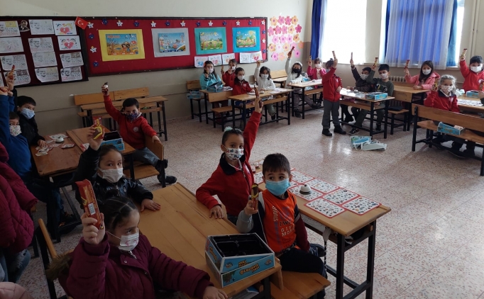Genlerbirlii, eski kaptan Ahmet alk adna rencilere ikolata datt