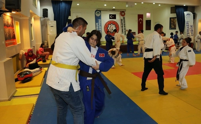 Sporu sevdirebilmek iin ocuklaryla birlikte antrenman yapyorlar