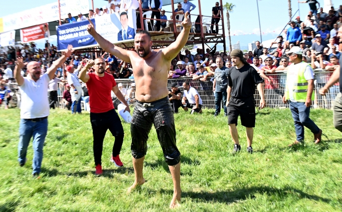 24. Feslikan Ya�l� G�re�leri'nde ba�pehlivanl��� Yusuf Can Zeybek kazand�