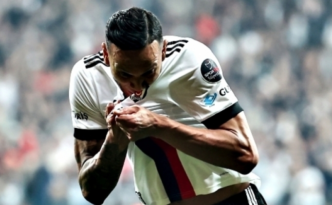 Beşiktaş'ta Josef de Souza'ya kırmızı kart
