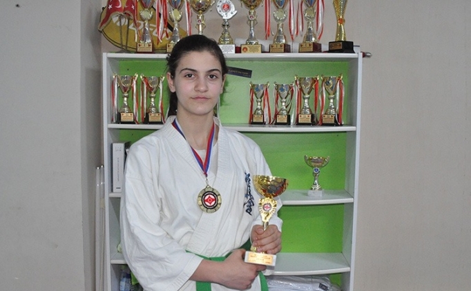 Milli karateci Nisag�l B�y�k'ten 5 y�lda 15 madalya!