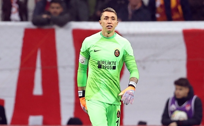 Muslera kupalara doymuyor