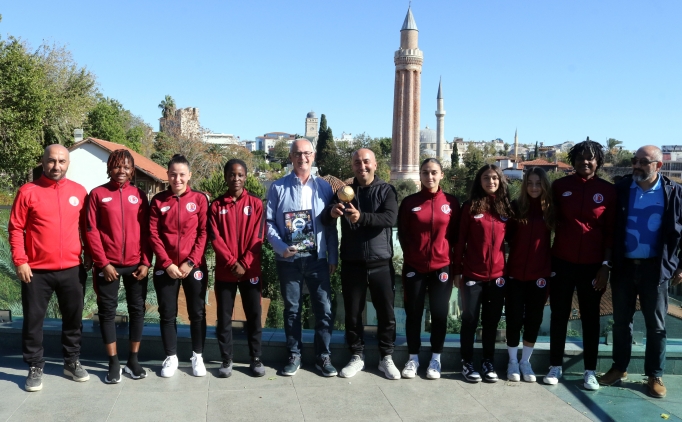 1207 Antalyaspor Kadn Futbol Takm'na dl
