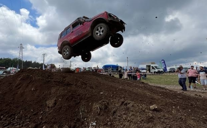 Off-road tutkunlar Kocaeli'deki festivalde kyasya mcadele etti